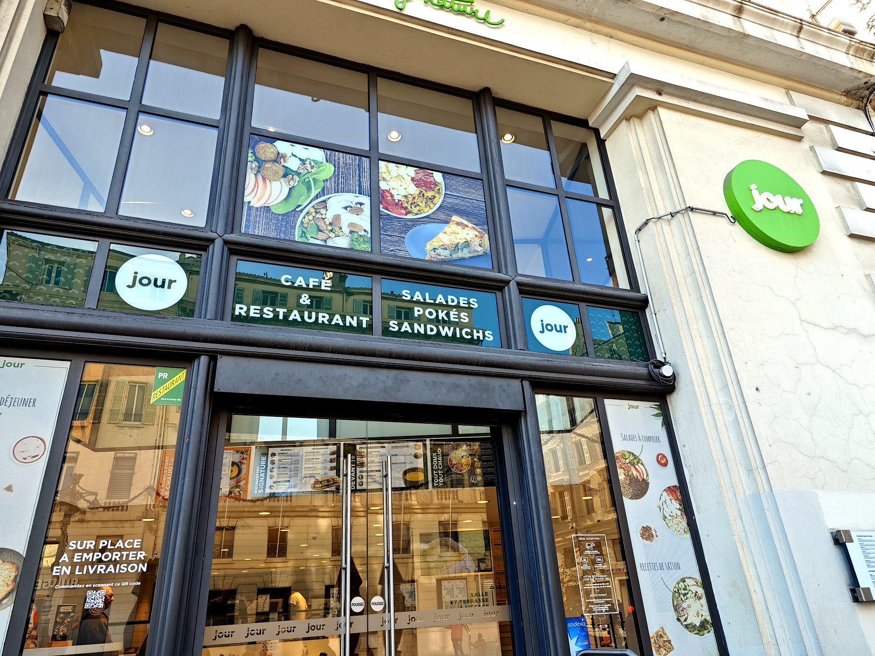 Adhésif vitrine — 005_enseignes-multiples-facade-commerciale