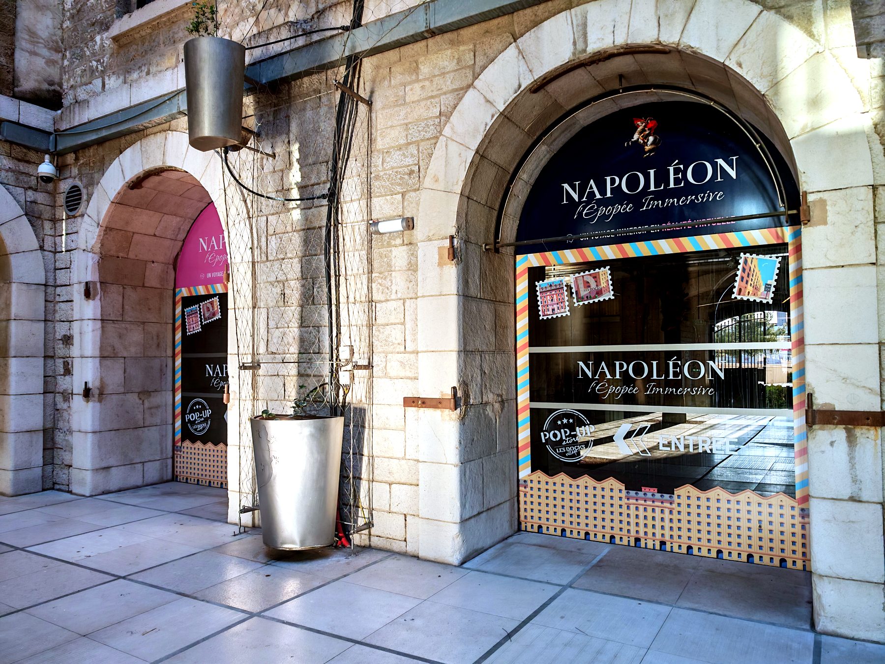 Adhésif vitrine — 016_enseigne-lumineuse-napoleon-arcade