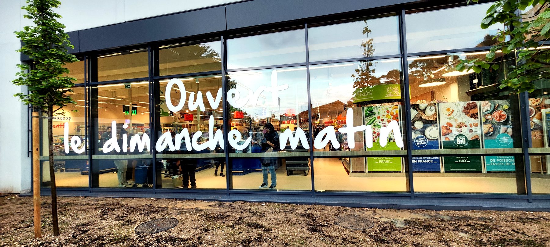 Adhésif vitrine — 046_adhesif-vitrine-ouverture-dimanche