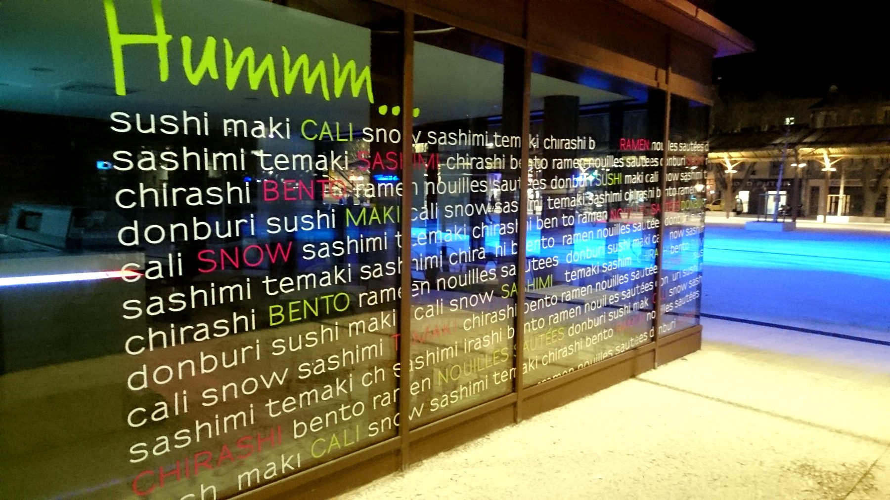 Adhésif vitrine — 092_adhesif-vitrine-menu-led-hummm-sushi