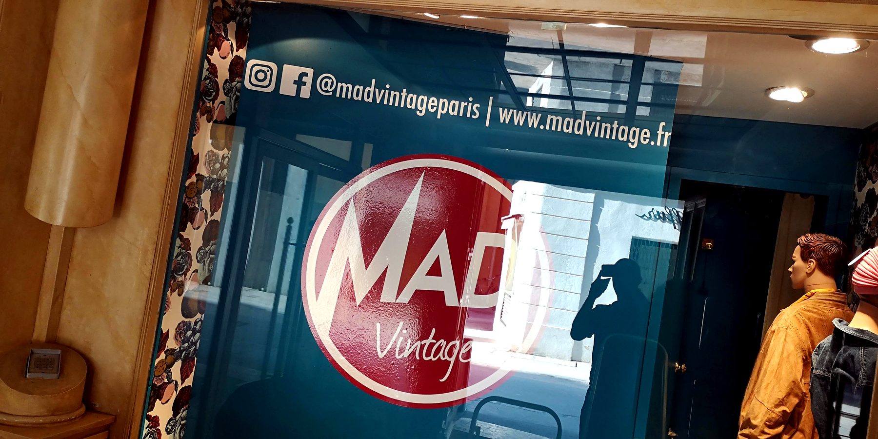 Adhésif vitrine — 198_enseigne-lumineuse-mad-vintage-interieur