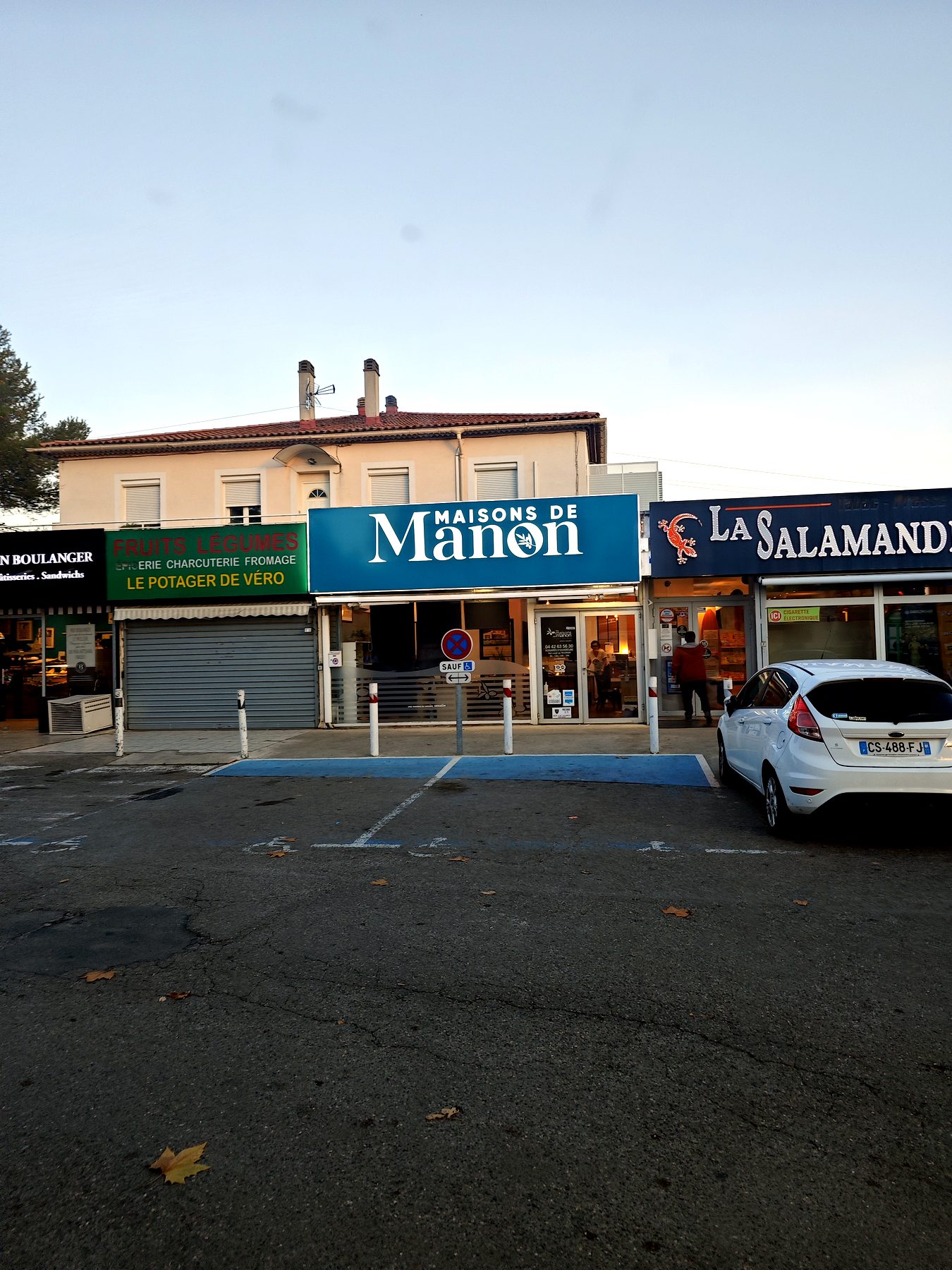Enseigne lumineuse — 030_enseignes-centre-commercial-manol