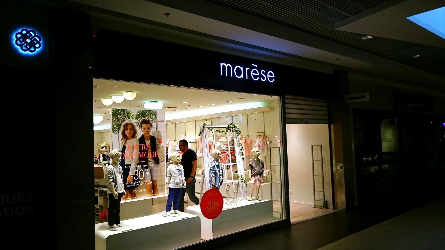 Enseigne lumineuse — 132_adhesif-vitrine-marese-boutique