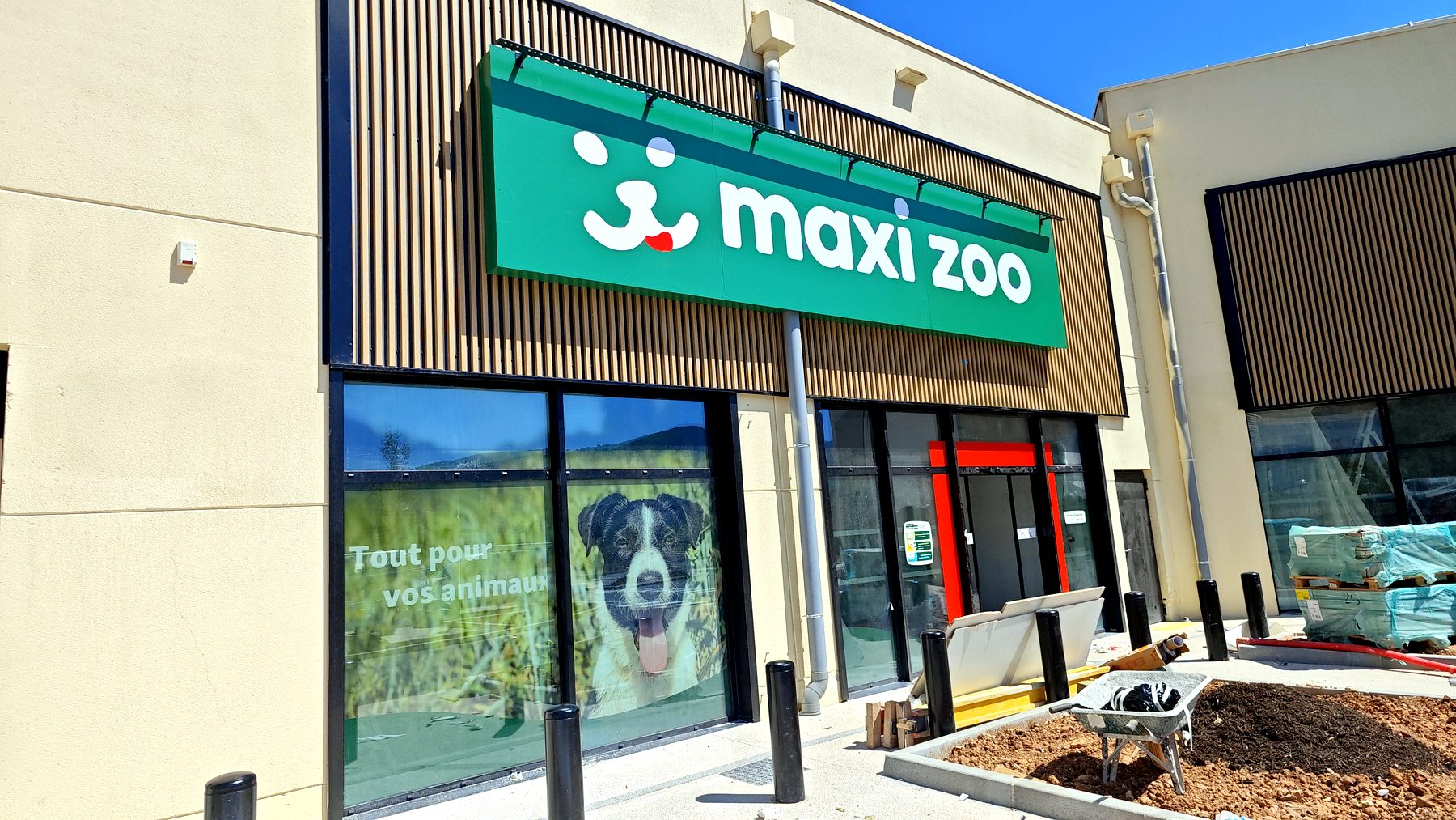 Enseigne lumineuse — 176_adhesif-vitrine-maxi-zoo-v1