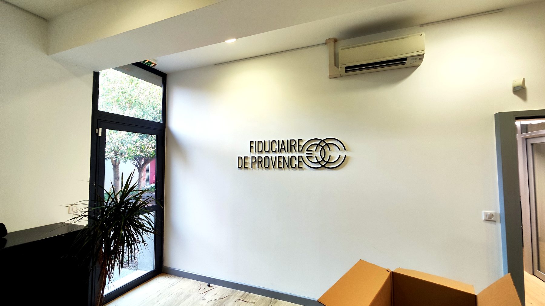 Enseigne relief — 086_signaletique-interieure-logo-mur