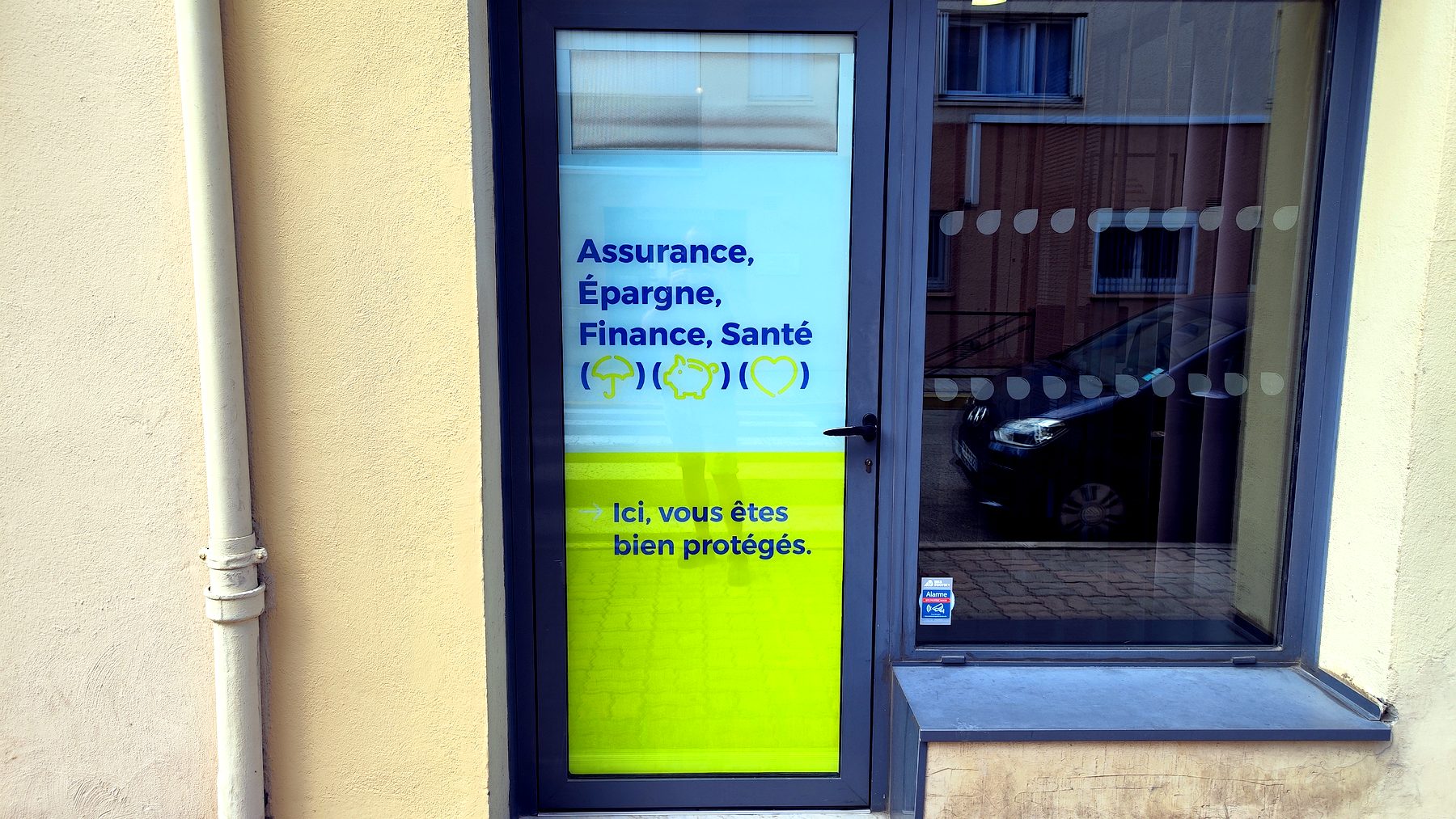 Pose chantier — 268_adhesif-vitrine-assurance-facade